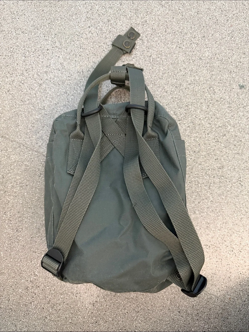 Fjallraven Kånken backpack (Mini) in deep green with red logo